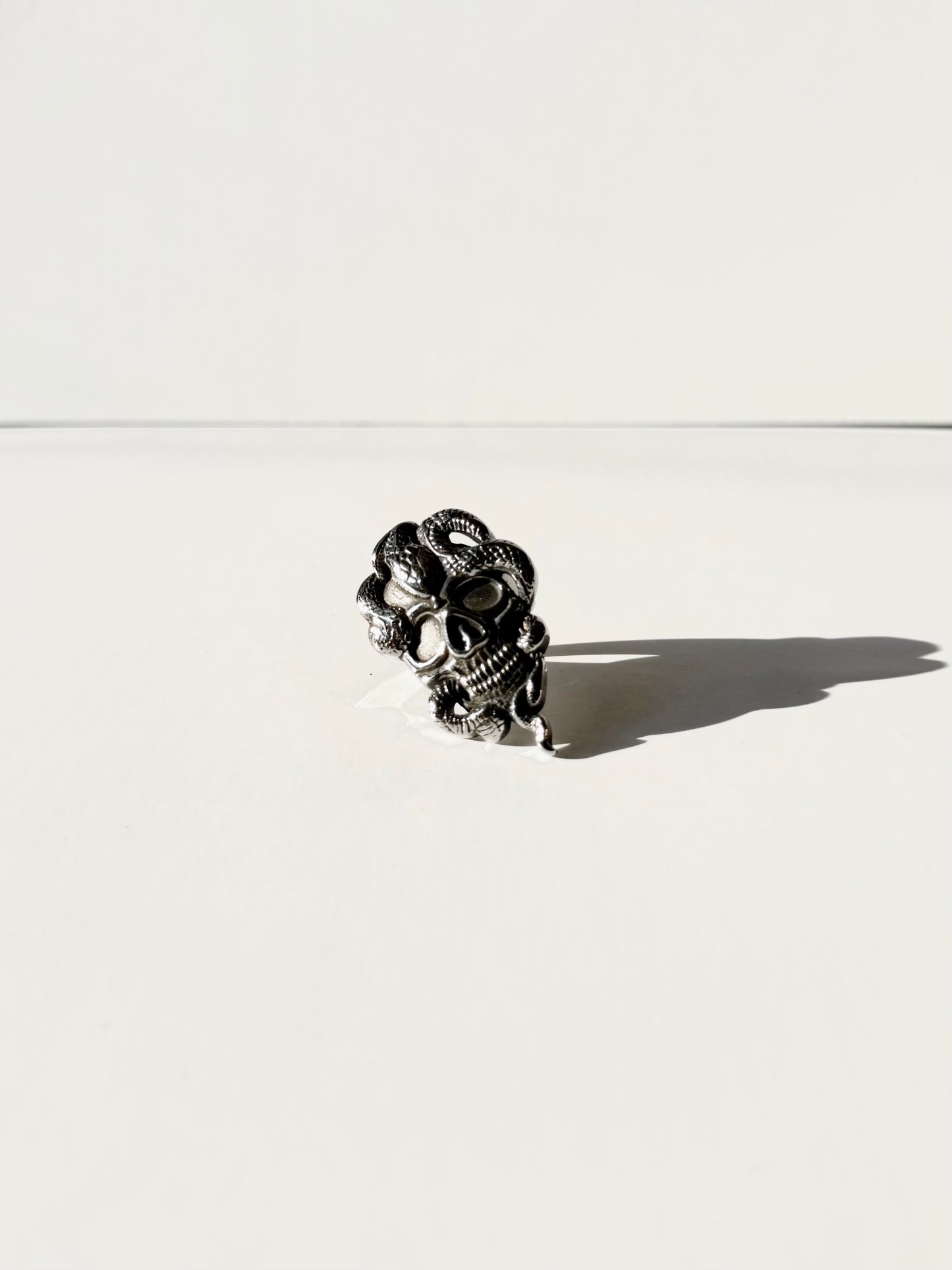 MEDUSAS GRAVE RING